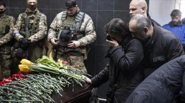 Ukraynalılar, Rusya ile muharebede ölen yakınlarını gözyaşlarıyla defnediyor