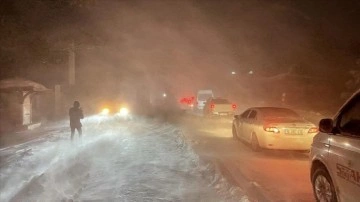 Uludağ'da sansasyonel bulunan kar ve tipi ulaşımı aksi etkiliyor