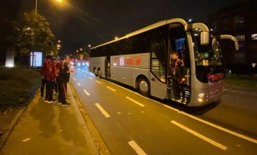 Ümit Milli Takımı'nı taşıyan otobüs bozuldu maçın başlama saati ertelendi