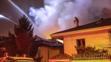 Üsküdar'da dü bükülmüş binada çıkan yangın söndürüldü