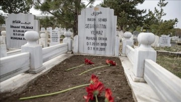 Van depreminde yaşamını kaybeden gazeteci Sebahattin Yılmaz mezarı başında anıldı