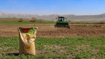 Van'da çiftçilere dağıtılan 364 titrem buğday tohumunun ekimine başlandı