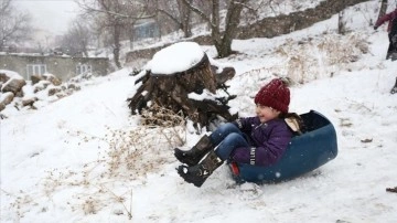Van'da çocuklar kar yağışını eğlenceye dönüştürdü