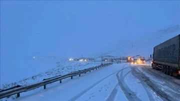 Van'da Güzeldere Geçidi, kar zımnında trafiğe kapatıldı