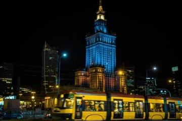 Varşova'da devlet binalarına Ukrayna bayrağının renkleri yansıtıldı