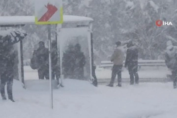 Vatandaşlar kar altında işe gitmek düşüncesince yollara düştü