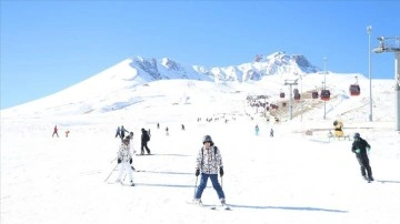 Yeni senenin geçmiş gününde kayakseverler Erciyes'te bulanıklık oluşturdu