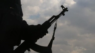 YPG/PKK'lı teröristler Rakka'da 'çocuk savaşçı' ekibi düşüncesince müşterek evladı henüz alı