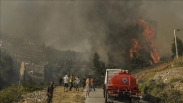 Yunanistan'da baş döndürücü sayıda noktada orman yangını