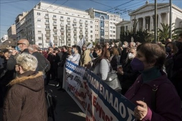 Yunanistan'da sağlık personelleri ek tahsisat isteğiyle eylem yaptı