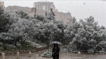Yunanistan'da derin kar yağışı can alıcı oluyor