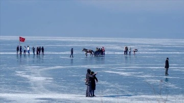 Yüzeyinin iri kısmı donan Çıldır Gölü'nde hafta sonu hazzı yaşanıyor