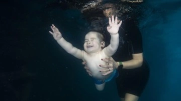 Yüzmeyi öğrenen bebekler bundan sonra sudan korkmuyor