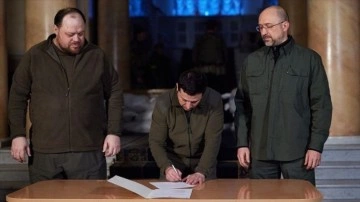Zelenskiy, Ukrayna'nın AB'ye iştirakı düşüncesince müracaat dilekçesini imzaladı