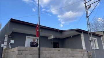 Zihinsel sakat Ercan'ın koynunda taşımış olduğu sembol bundan böyle evinin uğrunda dalgalanıyor