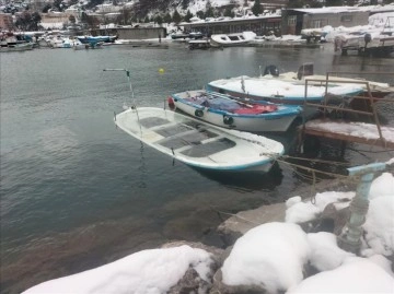 Zonguldak'ta dip kardan 5 balıkçı teknesi battı